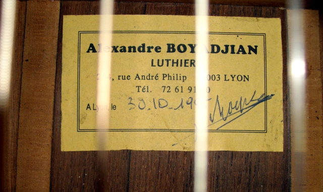 BOYADJIAN, Alexandre (1932-1999) • Guitare de concert (Lyon, 30.10.1995, coll. Clara Grisot, 2012) • étiquette – à Lyon, avril 2012